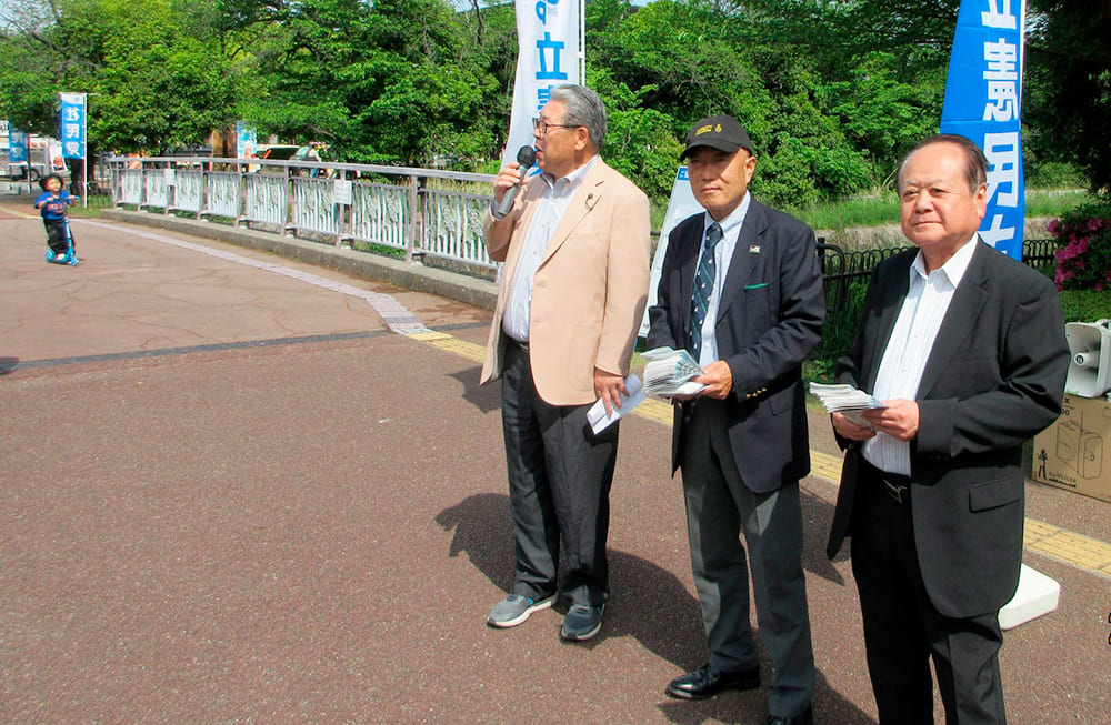 4月25日連合山梨メーデー開催にあわせ働く仲間のみなさんに立憲民主党の政策を訴え 1 4月25日に開催された連合山梨第97回メーデーにあわせ、立憲民主党山梨県連は街宣行動とあわせ、政策チラシの配布行動を行いました。